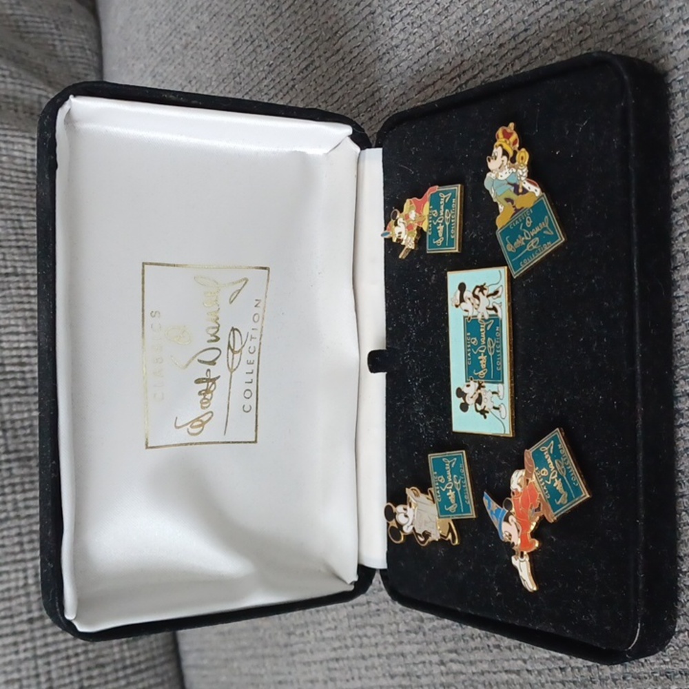 New Classics Walt Disney Boxed Collection Set 5 Pins Badges Brooches